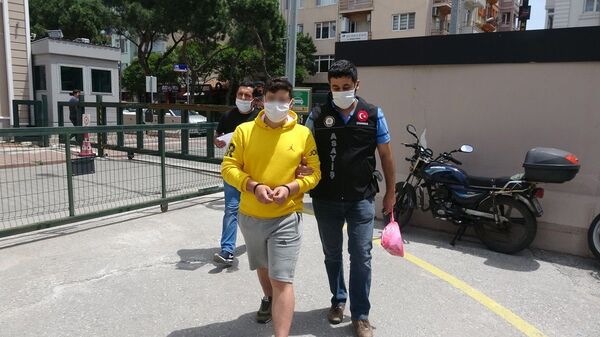 Çaldığı altınları bozduramayınca hırsızlık yaptığı kuyumcuya mesaj attı: Abi bileziklerin Ayvacık'ta - Sputnik Türkiye