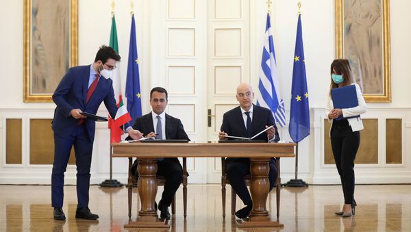 İtalya ve Yunan Dışişleri Bakanları Luigi Di Maio ve Nikos Dendias, İyonya Denizi'nde yetki alanlarının sınırlandırılması anlaşmasını imzalarken, Atina, 9 Haziran 2020 - Sputnik Türkiye