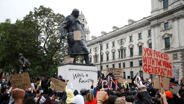 Londra'daki 'Siyahların Yaşamları Değerlidir' protestosunda, Birleşik Krallık'ı 2. Dünya Savaşı cehenneminden çıkarmasıyla hatırlanan dönemin başbakanı Winston Churchill'in heykeline unutulan geçmişine atıfla 'Irkçıydı' diye yazıldı. (7 Haziran 2020) - Sputnik Türkiye