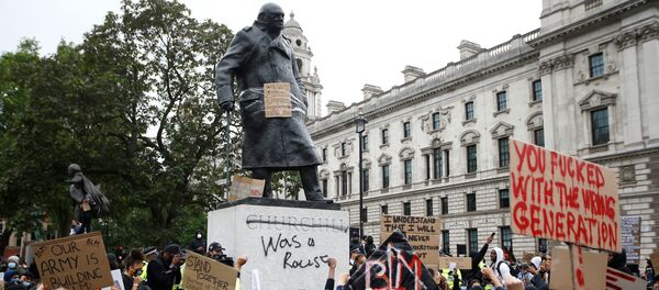 Londra'daki 'Siyahların Yaşamları Değerlidir' protestosunda, Birleşik Krallık'ı 2. Dünya Savaşı cehenneminden çıkarmasıyla hatırlanan dönemin başbakanı Winston Churchill'in heykeline unutulan geçmişine atıfla 'Irkçıydı' diye yazıldı. (7 Haziran 2020) - Sputnik Türkiye