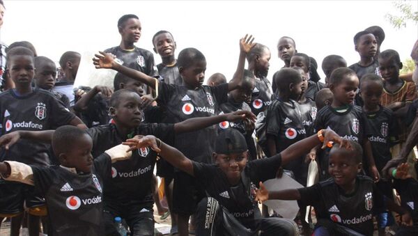 Nijer’in başkenti Niamey'de bir köyde yaşayan çocuklara Beşiktaş forması hediye edildi. - Sputnik Türkiye