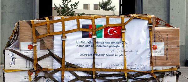 Türkiye'nin, Kovid-19 ile mücadele kapsamında ülkelere tıbbi malzeme yardımları devam ediyor. Bu kapsamda Sağlık Bakanlığınca hazırlanan 10'ar ventilatör, oksijen regülatörü, defibrilatör, nebulizatör, 3 PCR cihazı, 30 bin Kovid-19 RT-q PCR tanı tespit kiti, 25 bin N95 maske ile 50 bin cerrahi ve normal maskeden oluşan tıbbi ve laboratuvar ekipmanı Etimesgut Askeri Havaalanı'nda Türk Hava Kuvvetleri'ne ait A400M tipi askeri nakliye uçağına yüklendi. Malzemelerin üzerinde Cumhurbaşkanlığı forsu, Türkiye ve Afganistan bayraklarının yanı sıra Mevlana'nın, Ümitsizliğin ardında nice ümitler var. Karanlığın ardında nice güneşler var. sözleri yer aldı. - Sputnik Türkiye