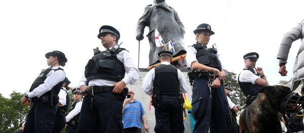 İngiltere'deki ırkçılık karşıtı eylemlerde eski başbakanlardan Winston Churchill'in heykeline Bir ırkçıydı yazıldı. - Sputnik Türkiye