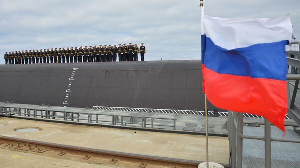 Knyaz Vladimir denizaltısında donanma bayrağı göndere çekildi – Rusya Bayrağı - Sputnik Türkiye