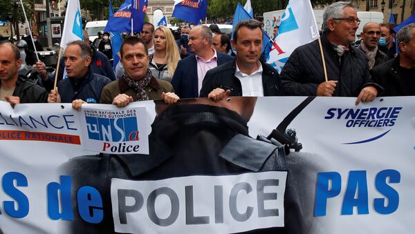 Fransız polisi, İçişleri Bakanı Christophe Castaner'in boğma tekniklerini yasaklama dahil güvenlik güçlerine getirdiği reformları Paris'te protesto etti. - Sputnik Türkiye