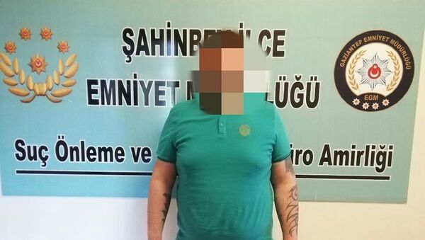 Gaziantep'te yapılan operasyonda, 2 yıl kesinleşmiş hapis cezası bulunan ve 7 ayrı dosyadan aranan şüpheli şahıs yakalandı. - Sputnik Türkiye