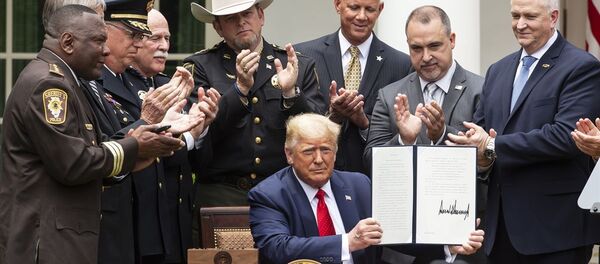  ABD Başkanı Trump, polis reformu kararnamesini imzaladı - Sputnik Türkiye