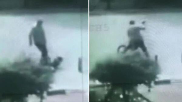 Sürücünün, 9 yaşındaki bisikletliyi tekme- tokat dövdüğü anlar kamerada - Sputnik Türkiye