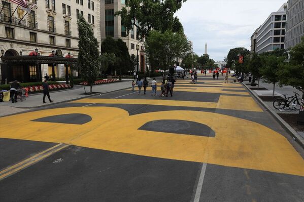 Beyaz Saray yakınlarındaki caddenin adı 'Black Lives Matter' olarak değiştirildi Beyaz Saray yakınlarındaki caddenin adı 'Black Lives Matter' olarak değiştirildi - Sputnik Türkiye