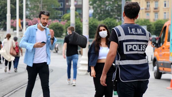 İstanbul'da denetim: 'Ben virüse de hastalığa da inanmıyorum, para ödememek için maske takıyorum' - Sputnik Türkiye