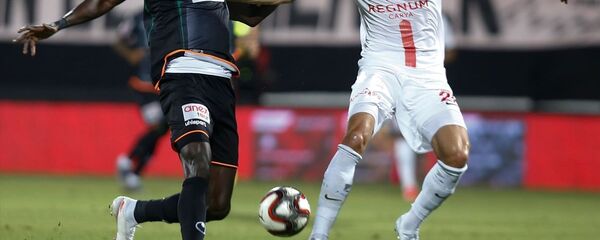 Ziraat Türkiye Kupası yarı final rövanş maçında Aytemiz Alanyaspor ile Fraport TAV Antalyaspor, Bahçeşehir Okulları Stadı'nda karşı karşıya geldi.Antalyaspor oyuncusu Ondrej Celustka (sağda) bir pozisyonda rakibiyle mücadele etti. Ziraat Türkiye Kupası yarı final rövanş maçında Aytemiz Alanyaspor ile Fraport TAV Antalyaspor, Bahçeşehir Okulları Stadı'nda karşı karşıya geldi.Antalyaspor oyuncusu Ondrej Celustka (sağda) bir pozisyonda rakibiyle mücadele etti. - Sputnik Türkiye