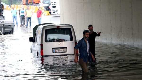  Pendik Güzelyalı Mahallesi'ndeki bir köprünün altında oluşan su birikintisinde kalan araç, itfaiye ve vatandaşlar tarafından kurtarıldı. - Sputnik Türkiye