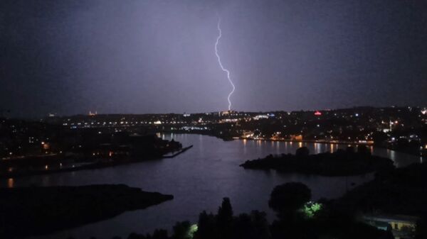 İstanbul'da etkisini gösteren yağışla birlikte ardı ardına çakan şimşekler adeta geceyi gündüze çevirdi. - Sputnik Türkiye
