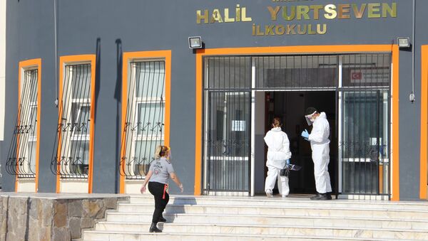 LGS-Manisa'da koronavirüs tanısı konulan öğrenci okulda tek başına sınava girdi - Sputnik Türkiye
