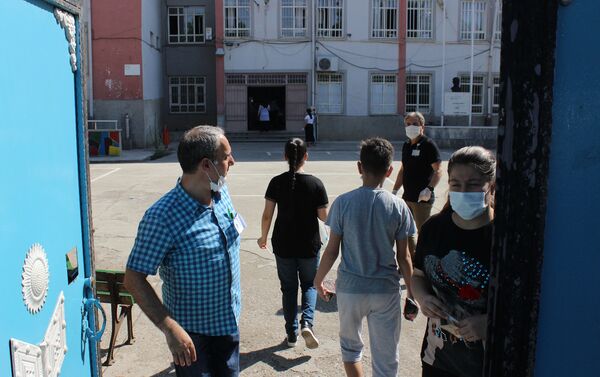Kovid-19 vakalarının arttığı Diyarbakır’da da yapılan LGS sınavına 47 bin öğrenci 441 okulda sınava girdi. - Sputnik Türkiye