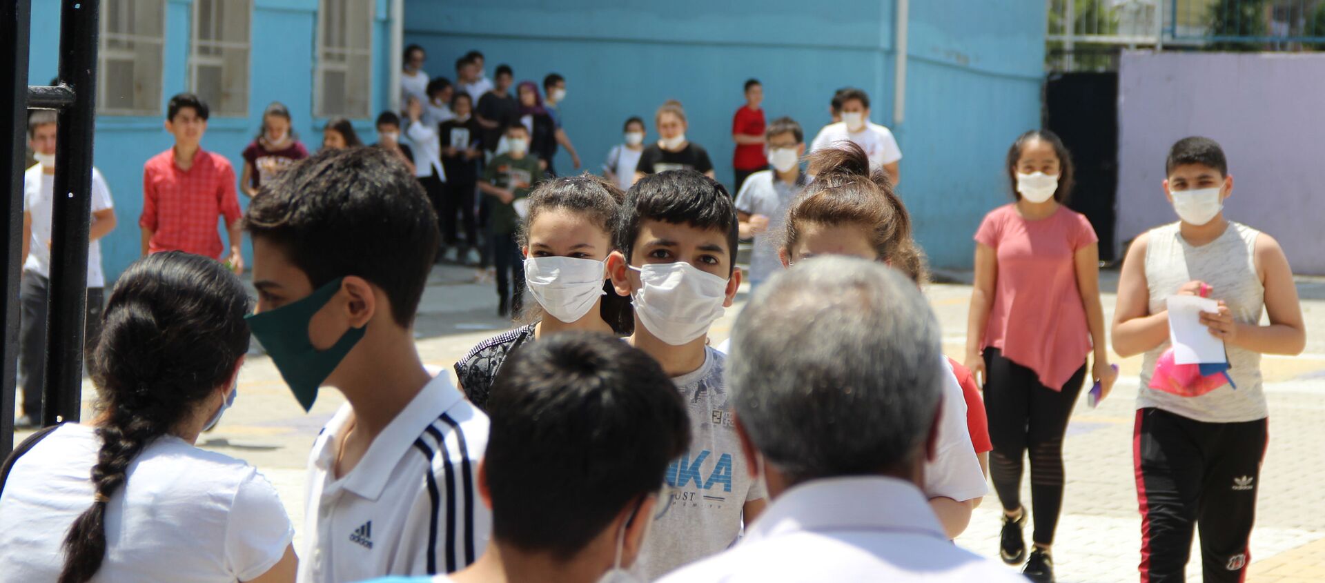 Kovid-19 vakalarının arttığı Diyarbakır’da da yapılan LGS sınavına 47 bin öğrenci 441 okulda sınava girdi. - Sputnik Türkiye, 1920, 30.06.2021