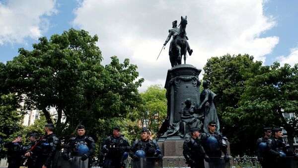Fransa'nın Lille kentinde düzenlenen gösteride yüzlerce kişi sömürge valisi Louis Faidherbe'in heykelinin kaldırılmasını talep etti.  - Sputnik Türkiye