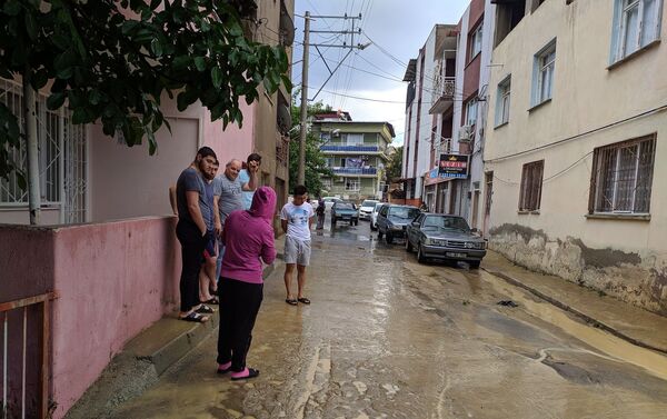 aziemir ilçesi Aktepe Mahallesi'ndeki derenin sağanak yağmur nedeniyle taşması sonucu 143. Sokak'ta bulunan birçok ev ve iş yerini su bastı. 
 - Sputnik Türkiye