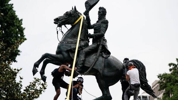 Beyaz Saray önündeki Lafayette Park'ta bulunan 7. Başkan Andrew Jackson'ın heykelini yıkmaya çalışan protestocular, Washington D.C., 22 Haziran 2020 - Sputnik Türkiye