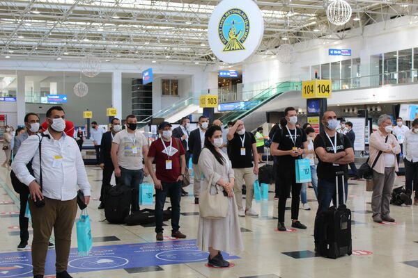 Antalya havalimanın'da program katılımcıları. - Sputnik Türkiye