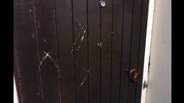 Evinde tavana asılmış durumda bulunan adamın kapısında 'X' işareti bulundu - Sputnik Türkiye