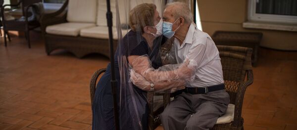 İspanya’da bakımevinde yaşayan Pascual Perez ile eşi Agustina Canamero İspanya’da bakımevinde yaşayan Pascual Perez ile eşi Agustina Canamero - Sputnik Türkiye