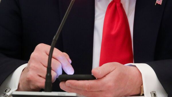 Donald Trump, cep telefonuna dokunuyor - Sputnik Türkiye