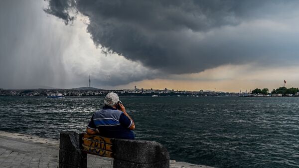 Sağanaktan önce Boğaz'a bakarak telefonla konuşan bir adam - İstanbul - Karaköy - Sputnik Türkiye