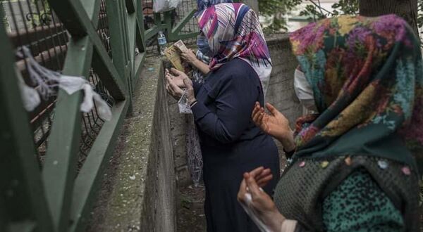 YKS'ye girecek öğrenciler ve aileleri türbelerde yoğunluk oluşturdu - Sputnik Türkiye