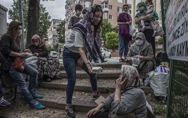 Kimi öğrenciler dua ettikten sonra vatandaşlara şeker dağıttı.  - Sputnik Türkiye