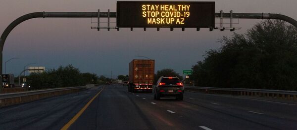 ABD'de Arizona'daki eyaletlerarası otoyola kurulan ekrandan Sağlıklı kal, Kovid-19'u durdur, maske tak Arizona yazısı geçerken - Sputnik Türkiye