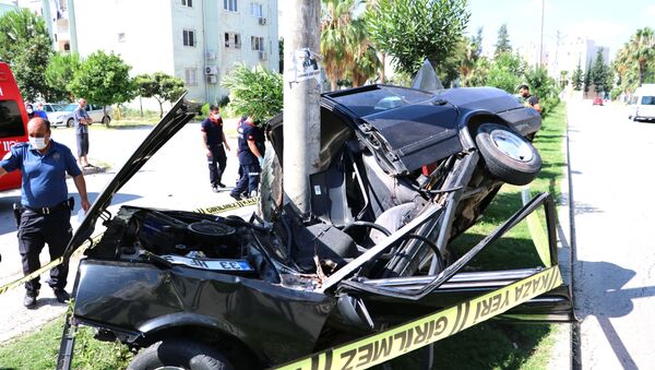 Kızlarını YKS'ye girecekleri okula götüren sürücünün otomobili kaza yaptı - Sputnik Türkiye