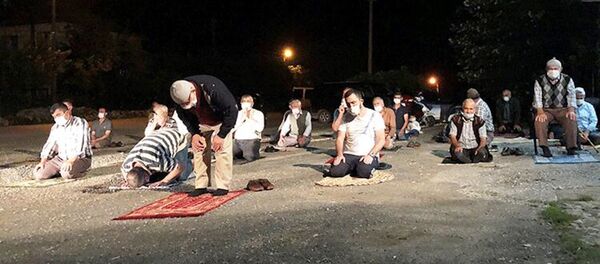 İmama küsen mahalleli, namazı kıraathanenin önünde kıldı - Sputnik Türkiye