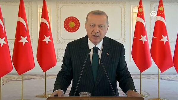 Cumhurbaşkanı Erdoğan, video konferans yöntemiyle katıldığı ''Ergene Çevre Koruma Projesi, Derin Deşarj Hattı B Tüneli Işık Göründü Merasimi''nde konuşuyor. - Sputnik Türkiye