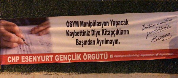 Astıkları YKS pankartları nedeniyle gözaltına alınan CHP'li gençler serbest bırakıldı Astıkları YKS pankartları nedeniyle gözaltına alınan CHP'li gençler serbest bırakıldı - Sputnik Türkiye