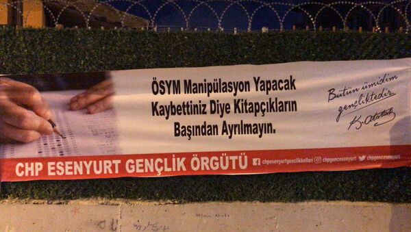 Astıkları YKS pankartları nedeniyle gözaltına alınan CHP'li gençler serbest bırakıldı - Sputnik Türkiye