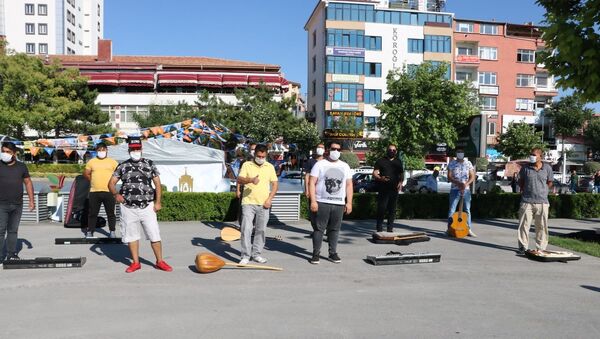 Niğde’de koronavirüs nedeniyle çalışamayan bir grup müzisyen, enstrümanlarını yere bırakarak eylem yaptı. - Sputnik Türkiye