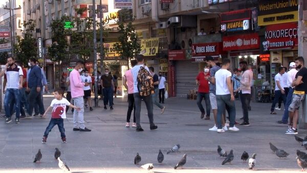 İstanbul'da YKS nedeniyle uygulanan sokağa çıkma kısıtlamasının sona ermesiyle vatandaşlar sokağa çıktı. - Sputnik Türkiye