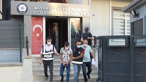 İzmir'in Bayraklı ilçesinde sokakta kız arkadaşını darp ettiği iddiasıyla gözaltına alınan şüpheli serbest bırakıldı. - Sputnik Türkiye