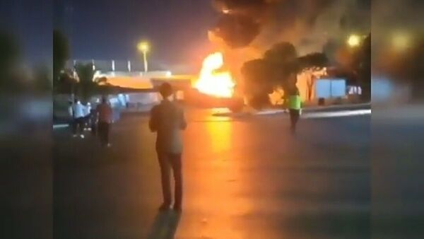 İzmir’de park halindeki yolcu otobüsü yandı - Sputnik Türkiye