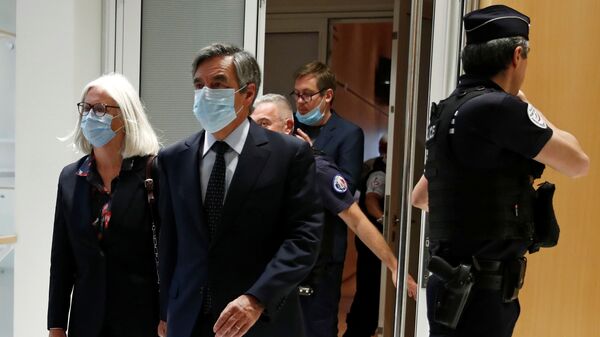 Fransa’nın eski başbakanlarından François Fillon ve eşi Penelope Fillon  - Sputnik Türkiye