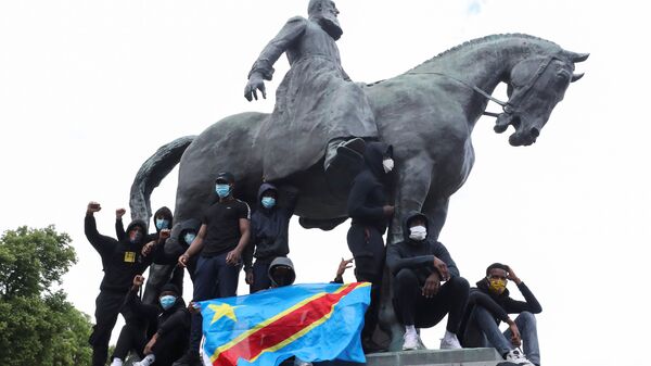Belçika'da ırkçılık ve sömürge karşıtı protestolar-Kral 2. Leopold heykeli-Kongo bayrağı - Sputnik Türkiye