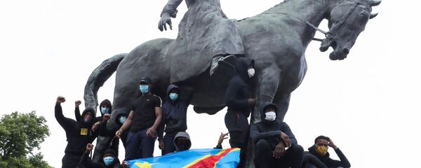 Belçika'da ırkçılık ve sömürge karşıtı protestolar-Kral 2. Leopold heykeli-Kongo bayrağı Belçika'da ırkçılık ve sömürge karşıtı protestolar-Kral 2. Leopold heykeli-Kongo bayrağı - Sputnik Türkiye