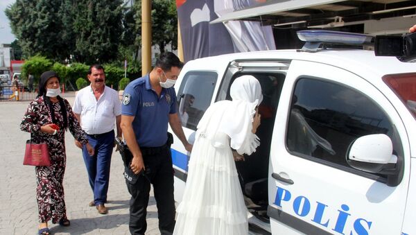 Adana’da zorla evlendirildiğini ileri süren genç kadın, nikah töreninden polisi arayarak yardım istedi. Polis töreni basıp genç kadını kurtarırken, annesini polis merkezine götürdü.  - Sputnik Türkiye