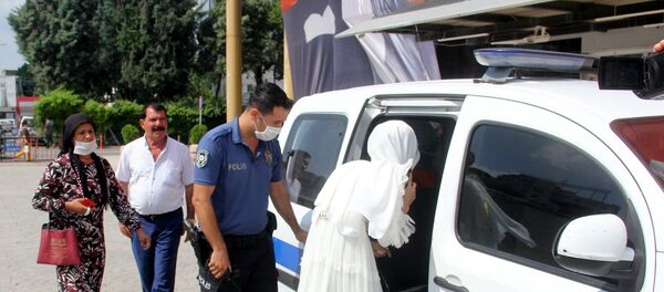Adana’da zorla evlendirildiğini ileri süren genç kadın, nikah töreninden polisi arayarak yardım istedi. Polis töreni basıp genç kadını kurtarırken, annesini polis merkezine götürdü.  - Sputnik Türkiye