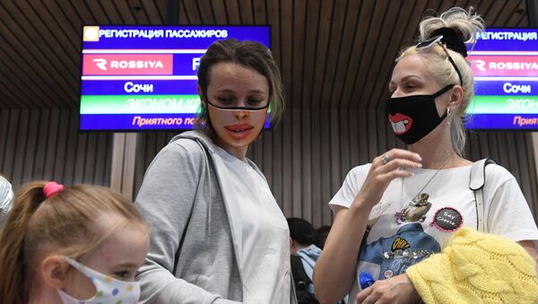 Rusya - Moskova- Aleksandr Sergeyeviç Puşkin Uluslararası Havalimanı - maske - Sputnik Türkiye