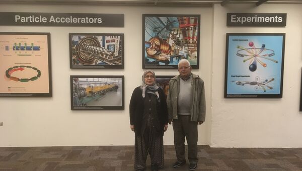 CERN'de çalışan fizikçi Emrah Tıraş'ın anne-babası Osman-Durkadın Tıraş  - Sputnik Türkiye