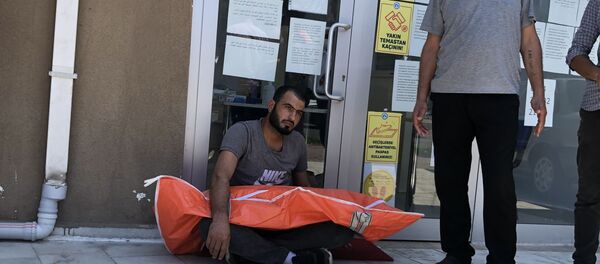 Süs havuzunda boğulan iki yaşındaki oğlunun cansız bedeniyle sığınmacı derneğinin kapısında bekledi Süs havuzunda boğulan iki yaşındaki oğlunun cansız bedeniyle sığınmacı derneğinin kapısında bekledi - Sputnik Türkiye