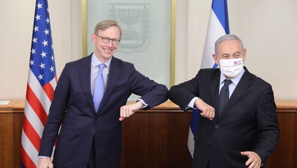 Brian Hook ile Benyamin Netanyahu, İran'ı hedef aldıkları Kudüs'teki basın toplantısında dirsek tokuştururken - Sputnik Türkiye