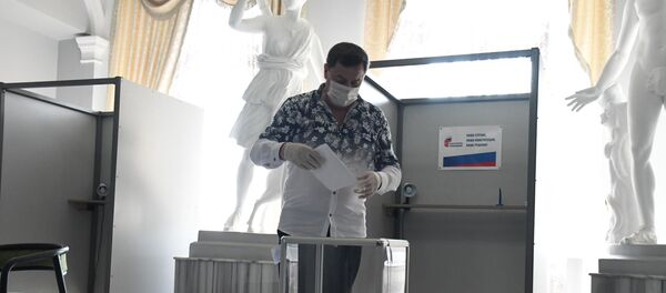 Rusya Federasyonu’nun 18 yıl sonra yapmayı planladığı ilk anayasa değişikliği için binlerce Rusya vatandaşı Türkiye’nin dört şehrinde sandıklara gidiyor. - Sputnik Türkiye